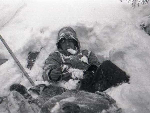 ki ay sonraysa dierlerine ulald. Bir maaraya snan genler, drt buuk metre derinlikte karn altnda bulundu. Bazlarnn kemikleri krlmt ve i organlarnda ciddi yaralanmalar sz konusuydu. Ama vcutlarnn dnda ne bir kesik, ne de bir yara vard. En ilginciyse Lyudmilla Dubinina`nn vcudunda grld. Gen kadnn dili ve gzleri yoktu. Olay soruturan Lev Ivanov raporunda lm nedeni olarak "kar konulamaz bilinmeyen temel bir neden" demekle yetindi.
