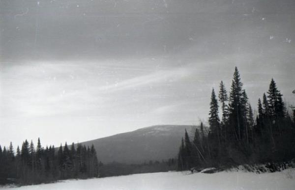 Birinci adrn iinde yolculuun geri kalann tamamlamak iin ekipman bulunuyordu. Ancak ikincisinde genlere ait giysi ve ayakkab vard. Aratrmac ekip, buradan ikinci adrdaki genlerin zerlerinde giysi ve ayakkab olmadan kendilerini adrdan dar att izlenimini edindi. Ardndan  donmu cesede ulald.