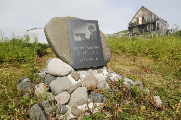 Fakat nl fotorafnn yaynlanan biyografisinde byle bir fotoraftan bahsedilmiyor. Biyografide Hoshino&#8217;nun ay tarafndan ormana gtrld fakat tm aramalara ramen bulunamad belirtiliyor. Bu nedenle bu fotorafn tamamen fotomontaj olduu da iddia ediliyor.