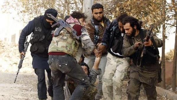 Reuters adna alan foto muhabir Mulhem Barakat, Halep&#8217;te Esed ordusu ile muhalifler arasnda El Kindi Hastanesi civarnda younlaan atmalar karelerine almaya alrken yaamn yitirdi.