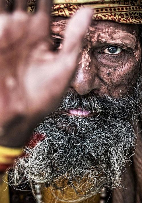 Aghori 'ler insann en byk korkusunun kendi lmleri olduuna inanrlar ve bunu aydnlanmann nnde bir engel olarak grrler.