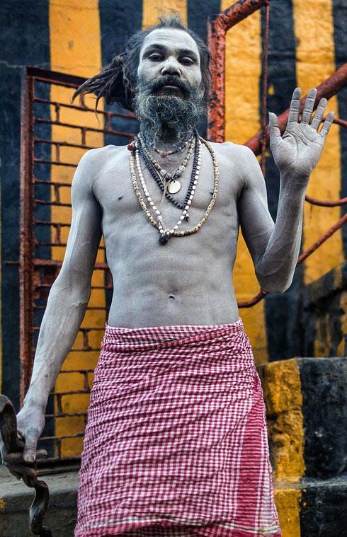 Bu yzden lmle yzlemenin yolunu lleri yemek olarak grrler. Bu kltre gre din adamlar, ocuklar, evlenmemi veya hamile kadnlar yaklamazlar, bunun yerine ldkten sonra nehire brakrlar, Aghoriler de onlar nehirden alr ve yerler.