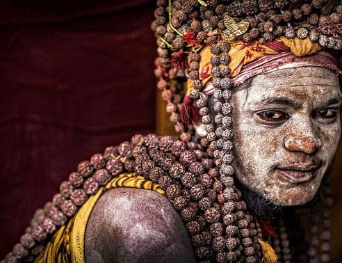 Genellikle llerin yakldg yerlerde (Varanasi) yaayan Aghori'ler inanlarna gre llerin klleriyle bedenlerini boyuyor.