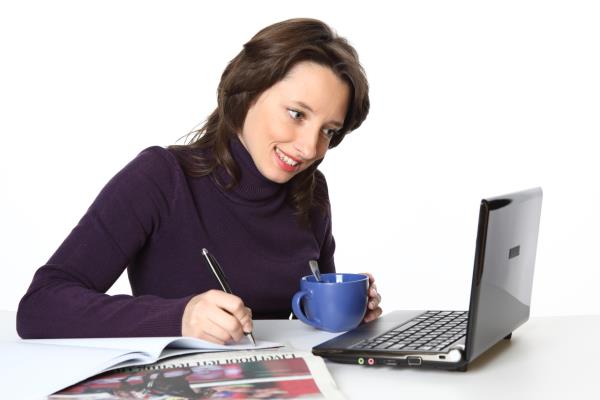 Ayrca iveren, iin devam sresince, alann zel durumunu, iyerinde maruz kalnan salk ve gvenlik risklerini de dikkate alarak iyeri hekimince belirlenen, dzenli aralklarla alanlarn salk muayenelerinin yaplmasn salayacak.