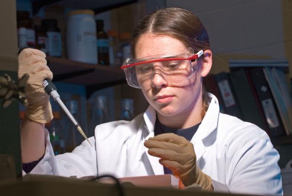 Gece vardiyalarnda kadn alan altrmak isteyen iverenler, gece altrlacak kadn alanlarn isim listelerini, i mfettilerince yaplan denetimlerde gstermek zere iyerinde de saklayacak.