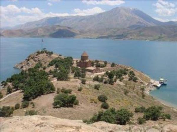 VAN Van&#8217; Asur kraliesi Semiramis kurdu. Bundan dolay ehre &#8220;ahmirankent&#8221; ad verildi. Daha sonra Persler dneminde buraya Van adnda bir vali geldi ve ehri bayndr hale getirdiinden ehre onun ad verildi.