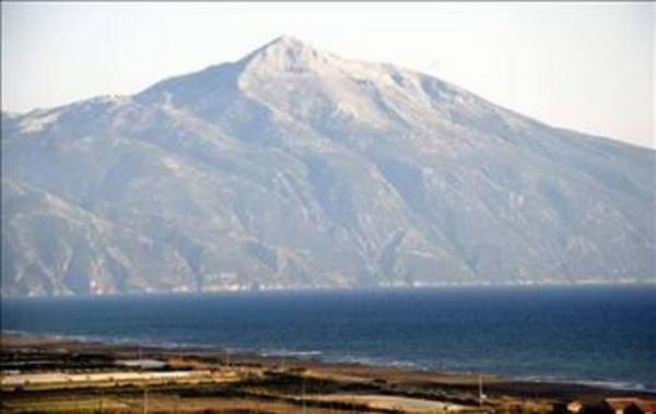 HATAY Avrupallar in'in kuzeyine "Htay" derlerdi (Rusada "Kitay"). "Htaylar" ismini tayan yar gebe Trk kabileleri 10. yzylda Manurya'y ve in'in kuzeyini igal etmiler ve burasnn ismi "Htay" kalmt.Atatrk "Htaylar"n Anadolu'ya da gelmi olduklarna inanyordu. "40 asrlk Trk yurdu" sayd Antakya'ya Hatay ismini bu yzden vermiti.