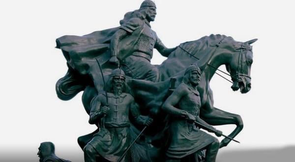 Tevazu ve saygya misliyle dner Veziri ve sr ktibi Kad Fadl, kardei el-Melik&#8217;l-Adil, yeenleri Takiyyddin ile Ferruhah gibi akrabalarnn, birok deerli brokrat, ilim adam ve kumandann Selahaddin&#8217;in baarsndaki pay byktr. Tevazu gsterip onlara danmaktan ve baarl uygulamalarn rnek almaktan ekinmemesi askerlik dehas ile ilmi buluturup adalarnn kolay kolay gze alamayaca baarlara imza atmasn salamtr. Hi kimseye kar byklk taslamaz, asla kibirlenmezdi. Kibirlenen hkmdarlar ayplard. Fakirler ve derviler yannda toplanr, sem merasimleri dzenlerlerdi. Biri sem iin kalksa o da ayaa kalkar ve seman bitirinceye kadar oturmazd.