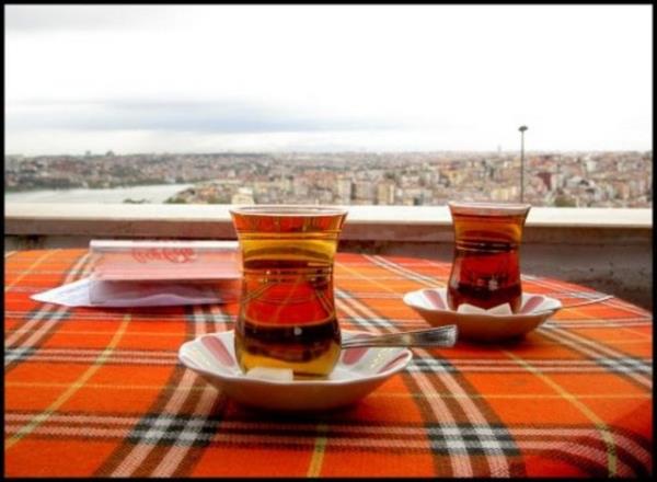 kinci efsane de Japonya&#8217;dan. Hayatnn yedi yln Buda'ya adayarak uyumadan geiren Bodidharma isimli bir kei konuulur, gemiten gnmze kadar gelen. Bu kei, meditasyon srasnda istemeyerek uyuya kalnca kendisine ok kzarak, gz kapaklarn kesip topraa atar. Rivayete gre o gn, toprakta kklenir ay bitkisi