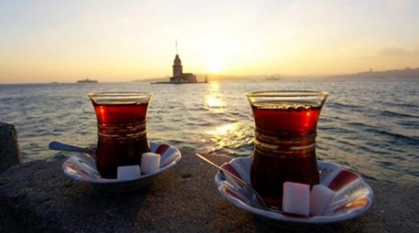 Su kaynad anda suyu demlie ekleyin