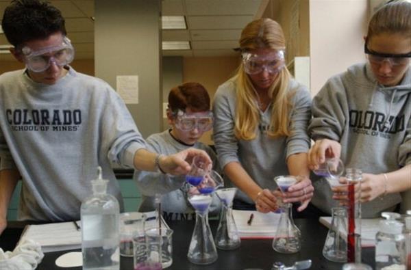 29. Dylan Jones <br>    200 IQ'ya sahip Dylan Jones, Colorado Maden Okulu'ndan 16 yanda mezun olarak matematik, ve bilgisayar biliminden diploma, biyomhendislik ve Fen bilimleri dalnda da yandal yapt.