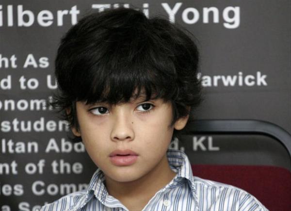 35. Ainan Cawley <br>    14 yandaki ngiliz dahi Ainan Cawley farkl testlere gre 263-349 aras deien bir IQ puanlamasna sahip. 9 yandayken Pi saysn 518 ondalk basamakla ezbere okuyabiliyordu.