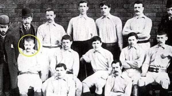 Futbol tarihinin ilk resmi goln kimin att zerindeki sr perdesi sonunda ortadan kalkt! ngiltere'de yaplan bir aratrma, tarihin ilk lig golnn, 8 eyll 1888'de Bolton'l "James Kenyon Davenport" tarafndan atldn ortaya koydu.