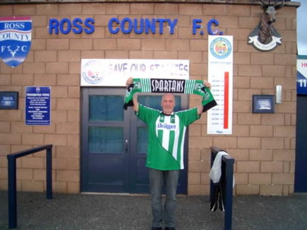 'Dnyann en hzl hat-trick' rekoru Ross County'nin eski futbolcularndan Tommy Ross'a ait. Ross 1964'te Victroia Park'ta oynanan mata Nairn County karsnda 90 saniyede 3 gol kaydetti.