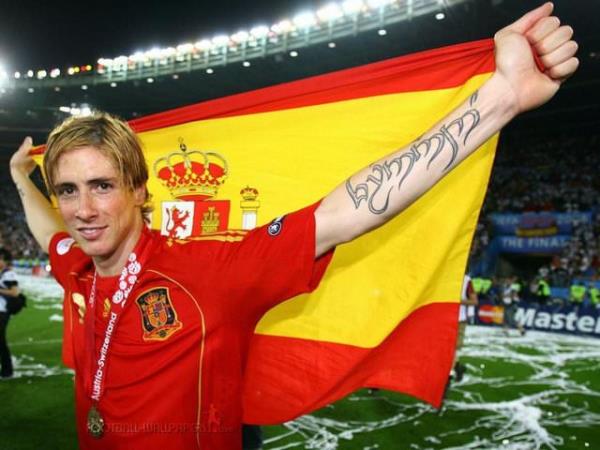 Fernando Torres tam bir Yzklerin Efendisi fanatii. O kadar ki sol kolunda elfe Fernando yazan bir dvmesi bile var.