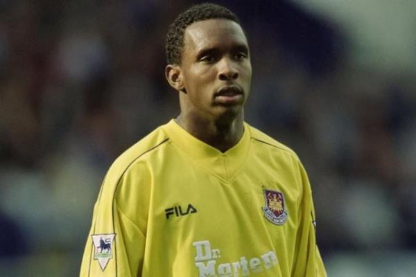 Newcastle'n eski kalecisi Shaka Hislop'un Makine Mhendislii ve NASA'da staj yapml var.