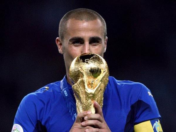 Fabio Cannavaro, 1990 ylnda talya'da gerekleen Dnya Kupas'nda top toplaycyd. Efsane defans, 16 yl sonra o kupay kaptan olarak kaldrd.
