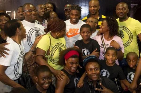 Patrice Evra'nn 23, Alex Song'un ise 27 adet kardei var. ki oyuncunun sadece kardelerinden 11'er oyuncudan 4 takm karlabilir.