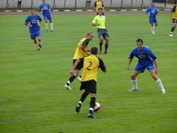 1998'de ikinci lig ekibi Jiul Petrosani'de forma giyen Romen orta saha oyuncusu Ion Radu, Valcea takmna 500 kilo et karlnda satld.