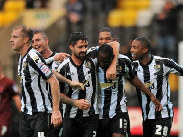 Orijinal renkleri pembe olan Juventus, Notts County'nin siyah-beyaz renklerini grnce akl bana gelmi olacak ki bugnk renklerine geme karar ald.