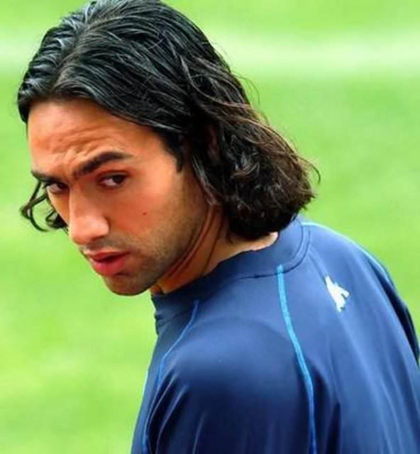 Alessandro Nesta saatlerce playstation oynad iin sol elinin baparman sakatlad. Nesta ameliyat oldu ve drt hafta sahalardan uzak kald.