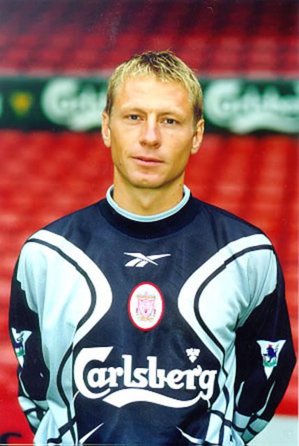 Profesyonel szlemeye imza atp, 'En uzun sre oynamayan futbolcu' eski Liverpool kalecisi Jorgen Nielsen olarak kaytlara geti. Hvidovre'den 26 yanda transfer edilen file bekisi, tam 4 yl, 11 ay forma giymedi.