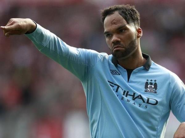 Joleon Lescott'n yzndeki yara kklnden kalma bir trafik kazasndan.