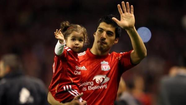 Luis Suarez'in kznn ismi Delfina. Oynad takm Liverpool'un stadnn ismi ise Anfield. Anfield = Delfina. Kader mi bilemiyoruz. Ancak enteresan bir tesadf olduu ortada.