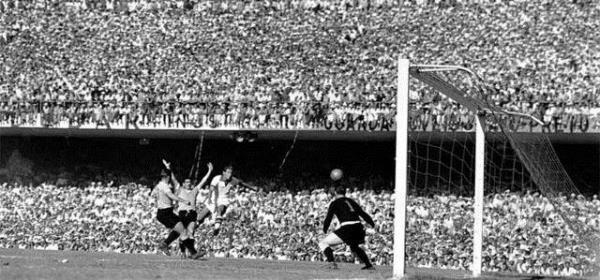 Bir mata en ok gol atan futbolcu rekorunu, 1942'deki Fransa Kupas manda Racing Club formasyla Aubry Asturies takm filelerine tam 16 gol brakan Stephan Stanis krd.