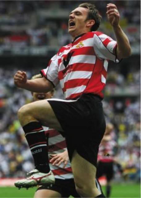 Bournemouth'un Wrexham ile yapt mata mcadeleye 84. dakikada giren ve 140 saniyede 3 gol atan James Hayter, 'ngiltere Futbol Ligi'nin en hzl hat-trick yapan' ismi. Premier Lig'de ise bu rekor Robbie Fowler'a ait. nl ngiliz yldz 1994'te oynanan mata 4 dakika 33 saniyede 3 gol kaydetmiti.