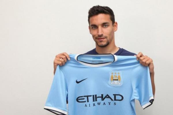 Jesus Navas'n transfer iin bunca yl beklemesinin sebebi doduu ehir Sevilla ve ailesine olan ball.