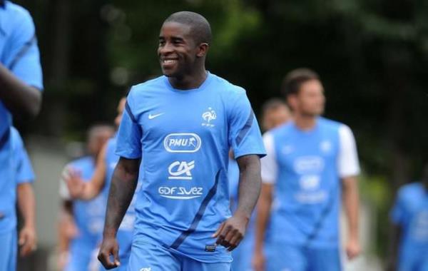 Fransz orta saha Rio Mavuba, uluslararas sularda yzen bir teknede dnyaya gelmi. Doum belgesinde bulunan milliyet blm bo. 2004 ylnda 20 yana geldiinde ise byd lke olan Fransz vatandalna gemi.