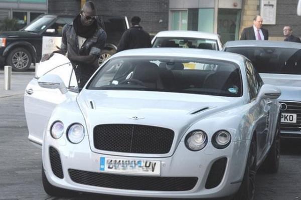 Mario Balotelli ngiltere'deki yaam boyunca yaklak 10.000 poundluk park cezas yedi.