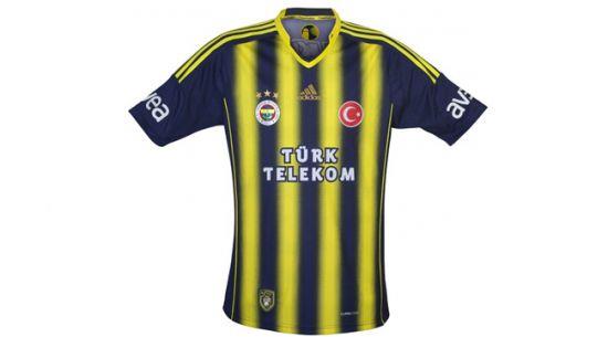 Fenerin nn gc formann btnnde sardan balayp laciverte geerek klasik "ubuklu" konseptiyle birleti ve modern bir tarzda kendisini yeniledi. Efsane ubuklu Forma?da kullanlan metal efektli logolar da yeniliki bir detay.