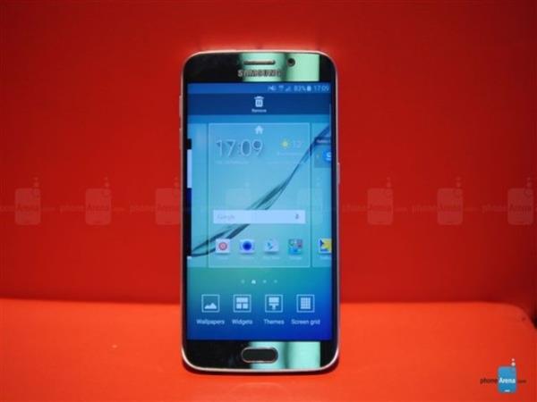 Samsung telefonun donanm konusunda iddial ve daha akc, daha hzl bir performans ve serbest kullanc arayz vaat ediyor. Yeni Touchwiz kutudan ok sade bir tasarm ve daha az zellikle kyor.