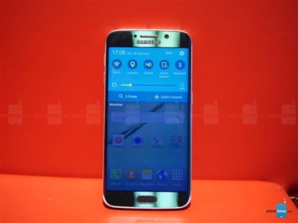 Cihaz, Beyaz nci, Siyah Safir, Altn Platin ve Yeil Zmrt gibi drt renk seeneiyle geliyor. Galaxy S6 Edge cam paneller ve metal tasarmdan olutuu halde Galaxy S5&#8217;ten daha hafif bir yapya sahip.