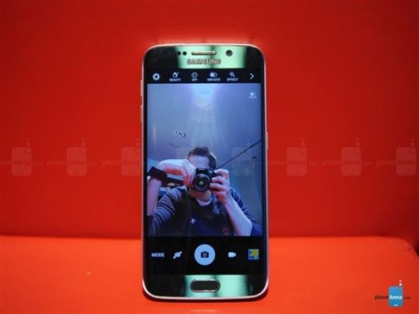 Microsoft'un Skype, OneDrive ve OneNote gibi uygulamalar kutunun dnda kurulacak ve kullanclar iki yl iin 115 GB OneDrive depolama alann hediye olarak kullanabilecek.