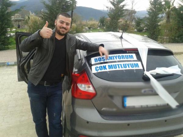 Dava iin znik'e gelen Hasan A. bir iekide otomobilini gelin arabas gibi ssleterek arkasna 'Boanyorum, ok mutluyum' yazdrd. Bu arala adliyeye giden Hasan A. ile 5 ay evli kald N.A. tek celsede boand.