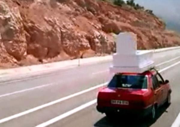 Malatya-Adyaman Karayolu'nun Suat mevkiin de seyir halindeki bir aratan ekilen grntde, bir otomobilin zerine yerletirilerek tanan mermer mezar grenleri artt.