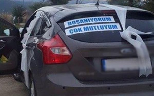 Bursa'nn znik lesi'nde, 5 ay evli kaldktan sonra boanma davas aan 26 yandaki Hasan A., adliye binasna aracnn arkasna 'Boanyorum, ok mutluyum' yazdrd otomobille geldi.