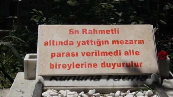 Aydn'n Kuadas lesi'ndeki Adalzade Mezarl'nda mezar yapan mermer ustas, alacan tahsil edemeyince kabrin bana koyduu mezar tana, 'Sn. Rahmetli altnda yattn mezarn paras verilmedi aile bireylerine duyurulur' yazd.