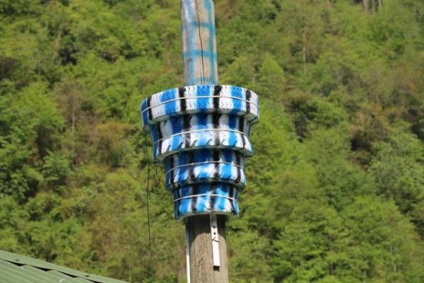 Rize'nin amlhemin ilesinde bir turistik tesis iletmesinin nndeki elektrik direinden yaplan minare ilgi ekiyor.