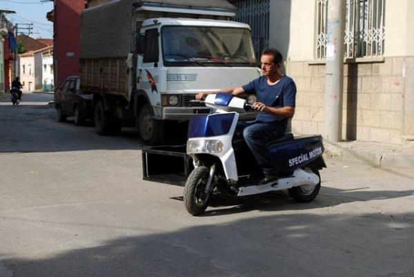 Manisa&#8217;da bir motosiklet tamircisi, geri manevra iin itmek zorunda olduu motosikletine &#8220;geri vitesli sistem&#8221; kurdu.