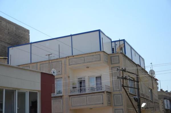 Bina sahibinin atya koyduu konteynerlerin bir tanesini Suriyelilere 600 liraya kiraya verdii renildi.