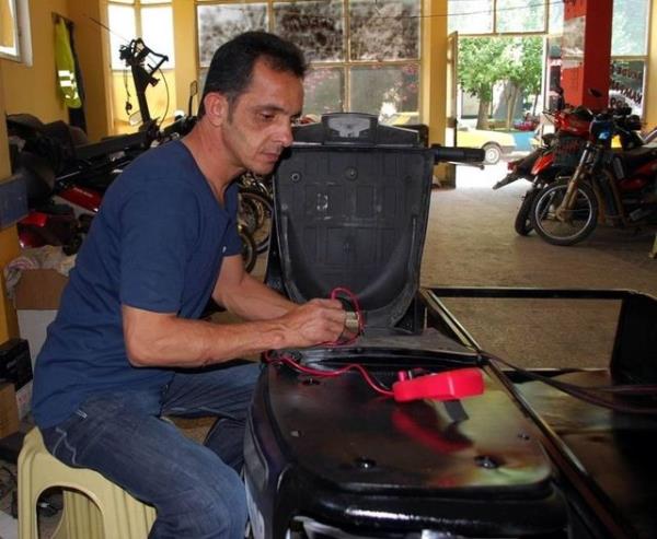 yerimde bulunan atl vaziyetteki ak ve dier elektronik paralarla motosikleti elektrikle alr hale getirdim&#8221; dedi. Erkal, motosikletinin 8 saatte tam arj olduunu ve 60 kilometre yol kat edebildiini syledi.