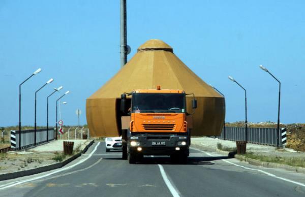 TIR'la tanan amazon adrlar karayolunda ilgin grnt oluturdu