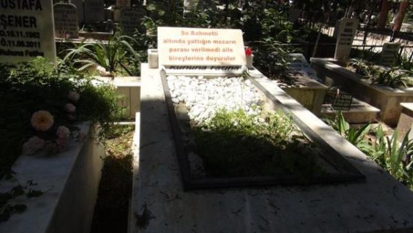Adalzade Mezarl'ndaki bir mermer ustas, mermer kaideli bir mezarda isim yazlan blmn zerine bir yaz yaptrarak alacan istedi. Kabrin bana 'Sn. Rahmetli altnda yattn mezarn paras verilmedi aile bireylerine duyurulur' yazd.