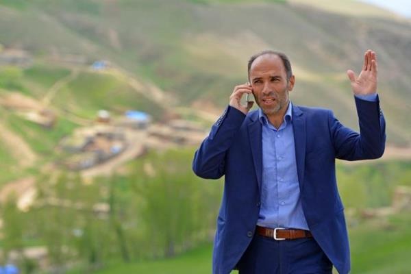 Van'n Bakale ilesine bal Tahl kynde yaayan vatandalar, GSM hatlar ekmedii iin kye yaklak bir kilometre uzaklktaki su deposunun zerine karak cep telefonlar ile gryor.