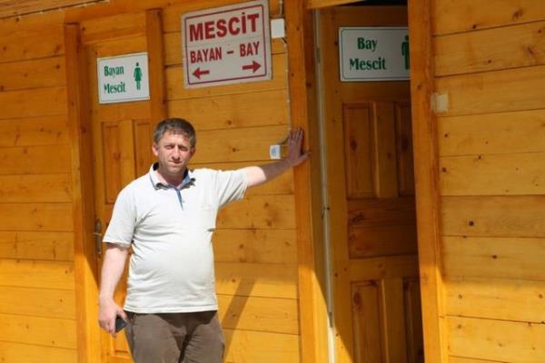 Minarenin erefesini araba lastiinden yaptklar iin gelen geenin ilgisini ektiini de syleyen avuolu, "erefeyi araba lastiklerinden yaptk. Maliyetsiz, gzel bir ey oldu." diye konutu