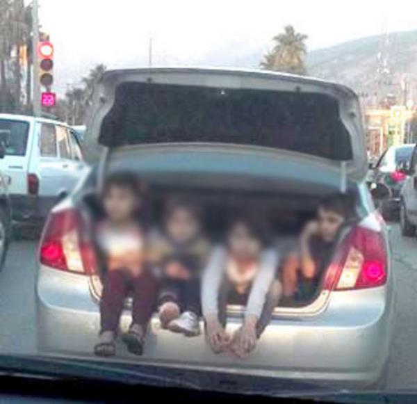 Hatay'n skenderun lesi'nde bir kii ocuklar otomobilinin bagajnda tad. Bu tehlikeli yolculuu bir vatanda cep telefonuyla fotoraflad.